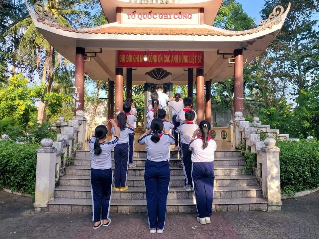 Hoạt động chăm sóc Đền thờ Liệt sĩ